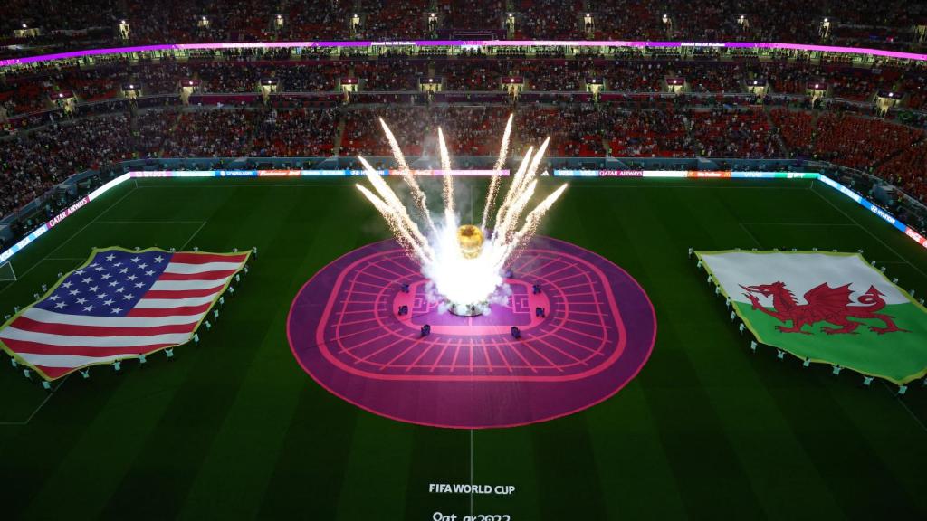 Banderas de Estados Unidos y de Gales, en el show previo al partido