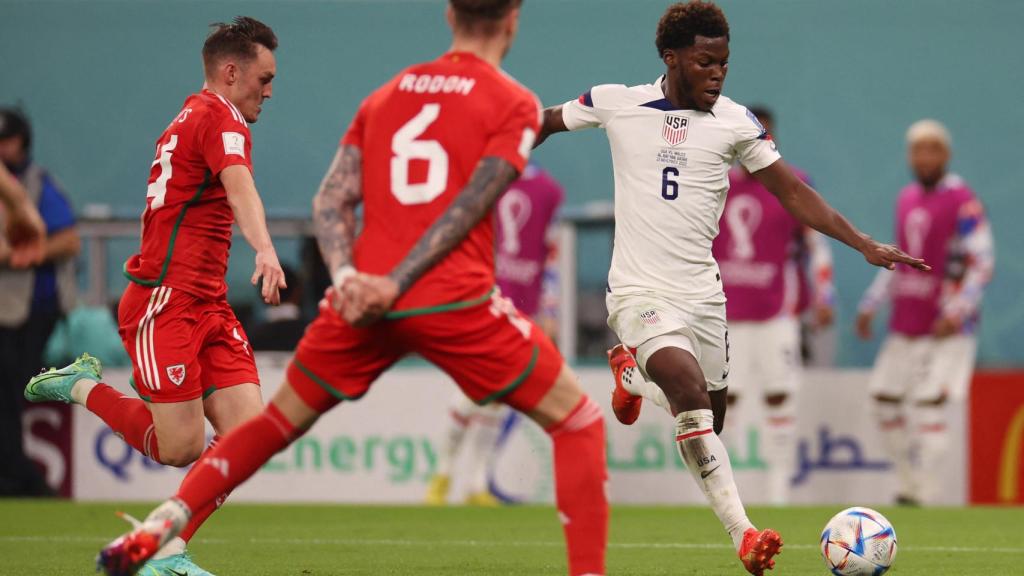 Lanzamiento de Yunus Musah a portería, en el EEUU - Gales del Mundial de Qatar 2022