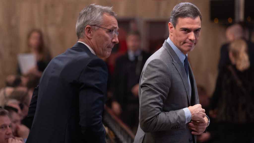 Sánchez junto al secretario general de la OTAN, Jens Stoltenberg, este lunes en la Asamblea Parlamentaria.
