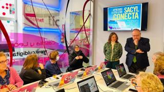 La consejera de Movilidad y Transformación, María González Corral, y el consejero de Sanidad, Alejandro Vázquez, en el Espacio CyL Digital de Segovia.