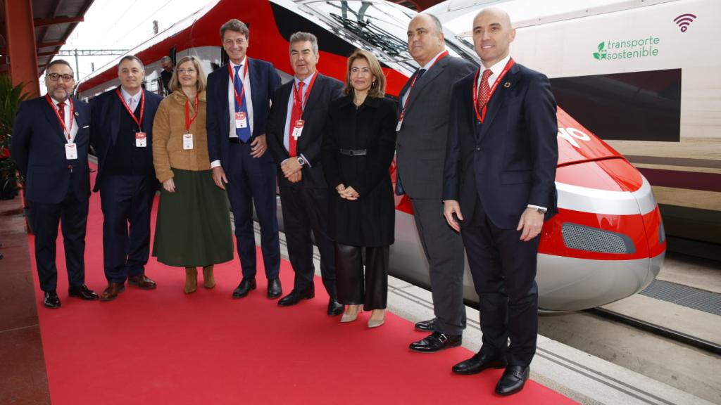 Victor Bañares, director general de Iryo; Roberto Nocella, primer consejero la embajada de Italia; María Luisa Domínguez, presidenta de Adif; Luigi Corradi, Consejero Delegado de Trenitalia; Carlos Bertomeu, preisdente de Iryo; Raquel Sánchez, ministra de Transportes, Movilidad y Agenda Urbana; Javier Pérez Fortea, CEO de Globalvia, y Simone Gorini, consejero delegado de Iryo.