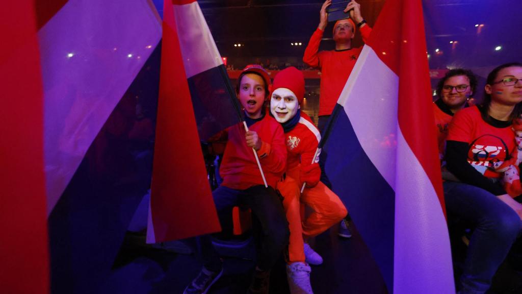 Seguidores de la selección holandesa siguen el partido contra Senegal desde Amsterdam.