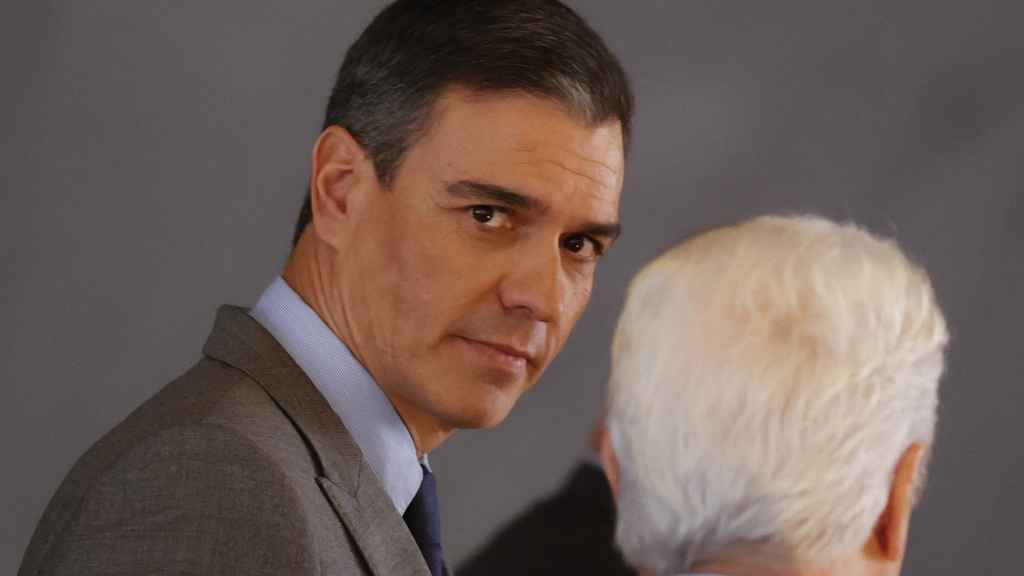 El presidente del Gobierno, Pedro Sánchez, tras intervenir en la clausura del acto 'Infancia y futuro. Voces y miradas en tiempo de crisis'.