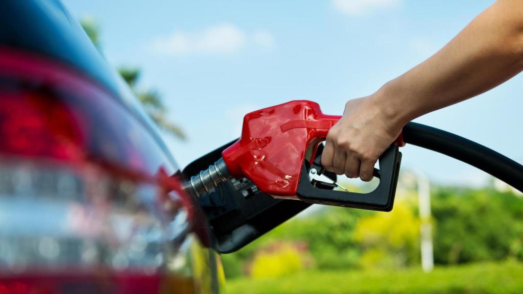 Persona repostando en una gasolinera.