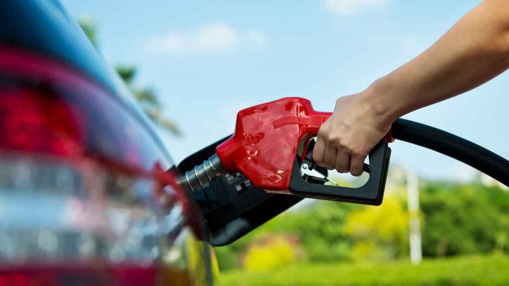 Persona repostando en una gasolinera.
