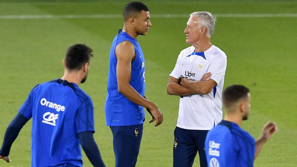 Mbappé y Deschamps charlan durante un entrenamiento de Francia en Qatar