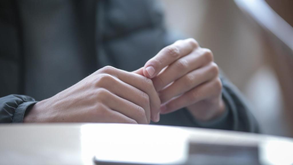 Marco Pérez, sentado en una cafetería en la Plaza Mayor de Salamanca.