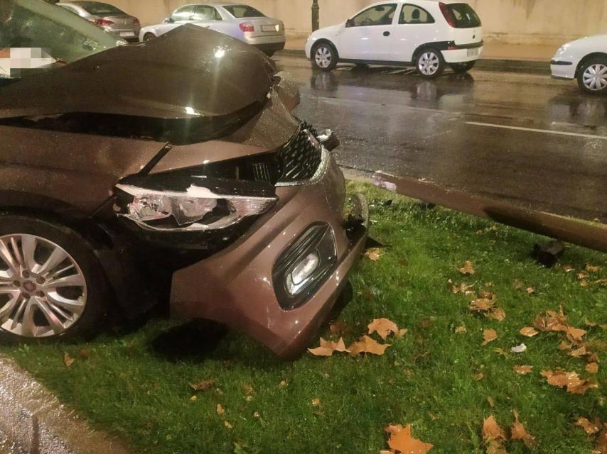 Imagen del vehículo que se chocó contra un poste de señalización.