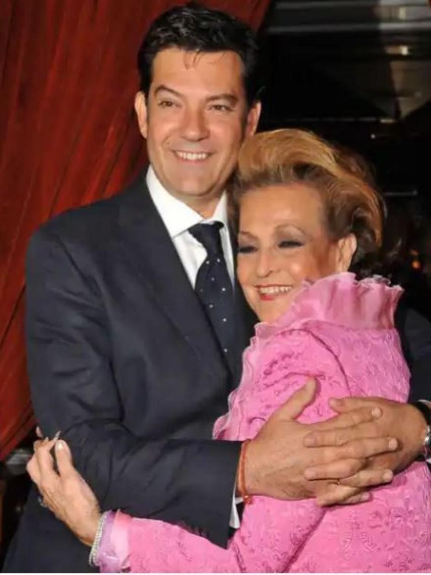 Carmen Sevilla junto a su hijo, Augusto, en una fotografía en octubre de 2010.