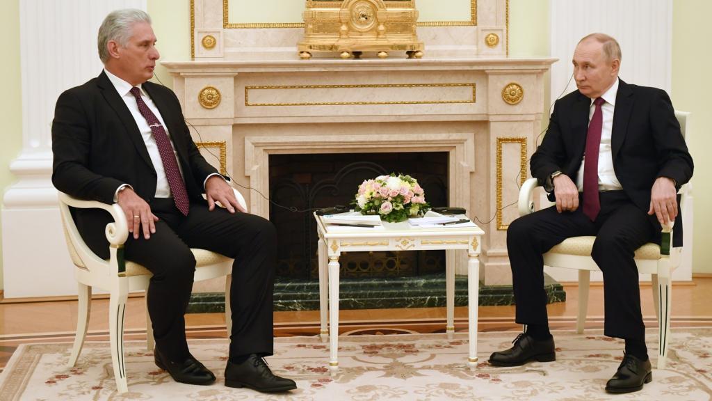 Vladímir Putin y  Miguel Díaz-Canel durante una reunión en Moscú.
