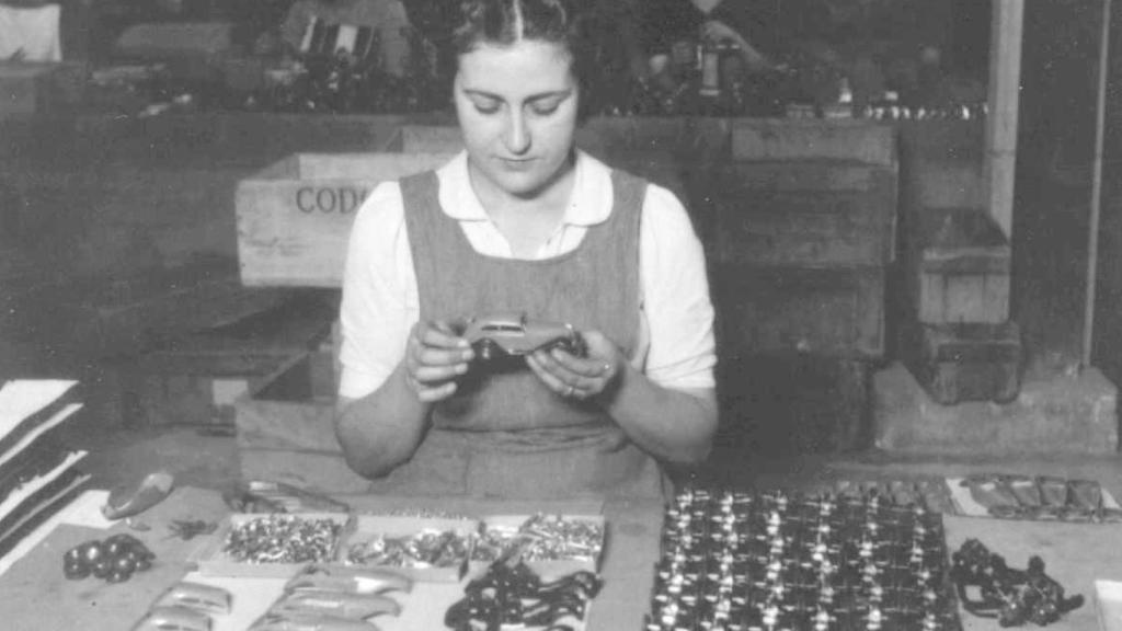 Una empleada en una fábrica de juguetes de Ibi.