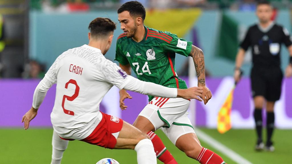 Matt Cash defiende a un futbolista mexicano.