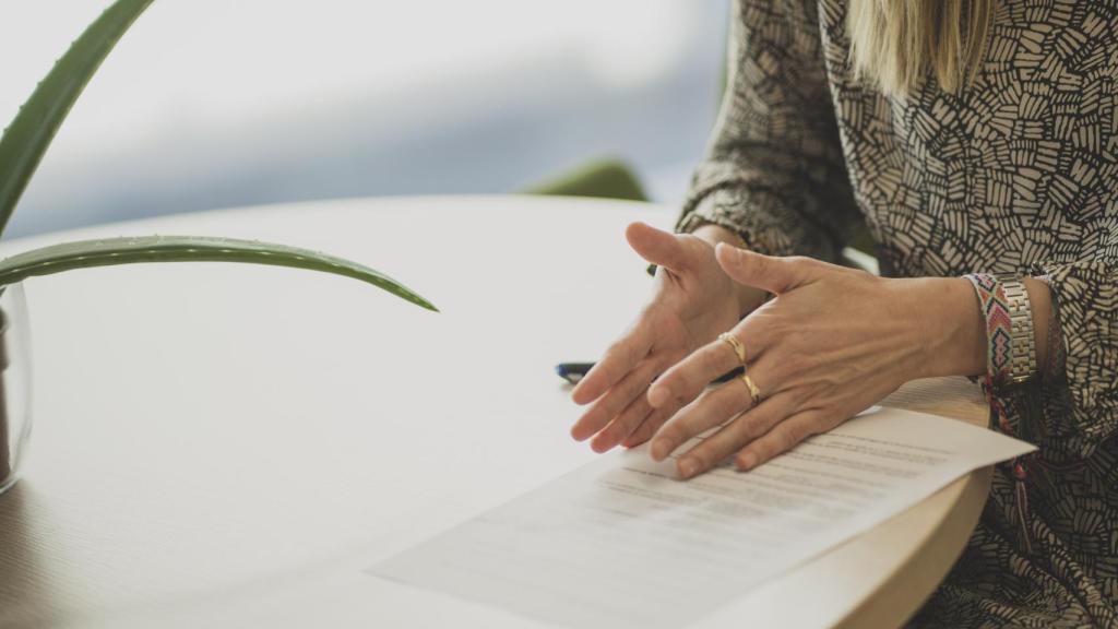 Detalle de las manos de Beatriz Egido.