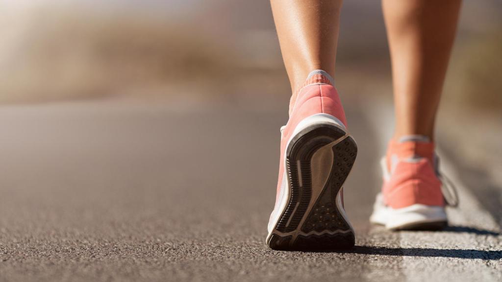 Una joven dispuesta para echar a correr.