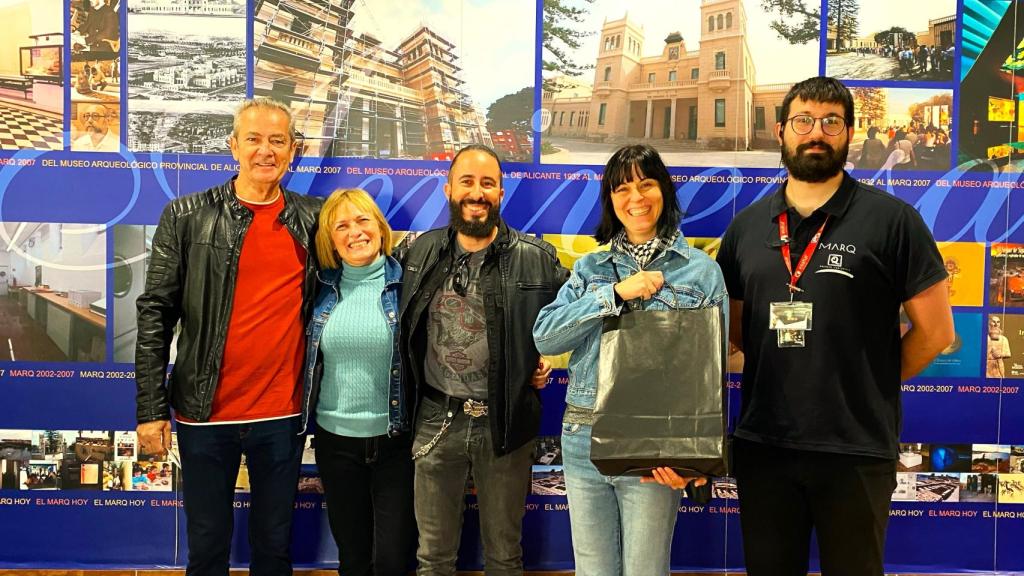 Este fin de semana llegaba la visitante número cien mil a 'Gladiadores', que recibió un detalle de la Fundación Marq.