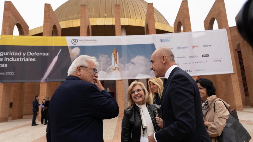 El alcalde de Sevilla, Antonio Muñoz, saluda a Joan Clos, comisionado del Summit, antes de la inauguración del evento.