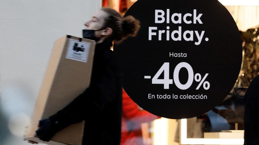 Comercios con carteles de descuento del Black Friday.