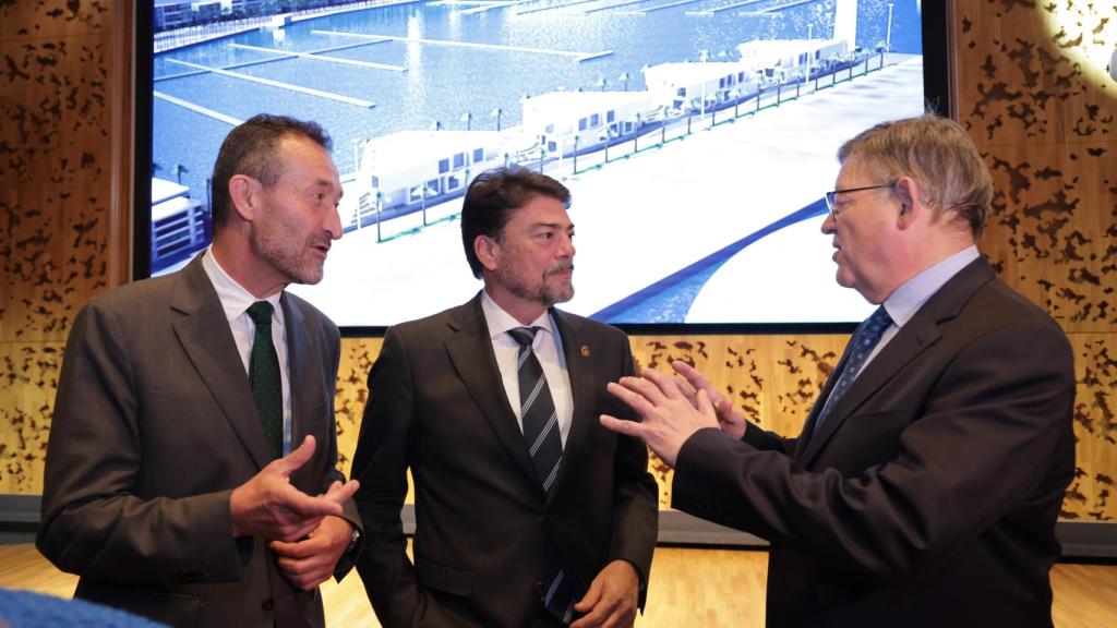 Los alcalde de Elche y Alicante, Carlos González y Luis Barcala, con el presidente de la Generalitat, Ximo Puig, en Madrid este martes.