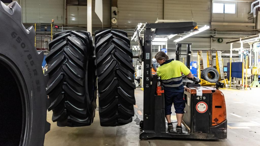 Un operario trabaja en una fábrica de neumáticos de Valladolid