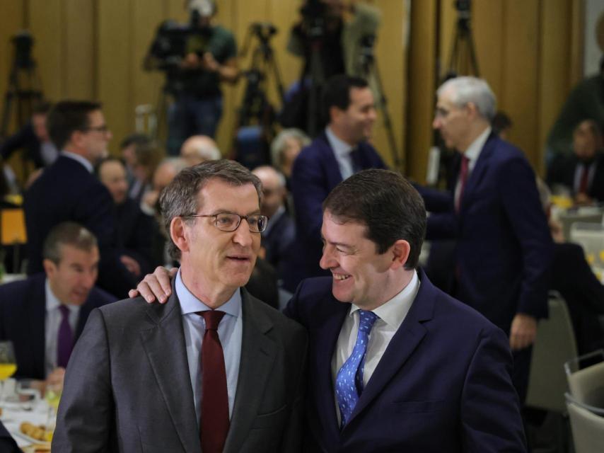 El presidente de la Junta, Alfonso Fernández Mañueco, y el líder del PP, Alberto Núñez Feijóo, este martes en Madrid.