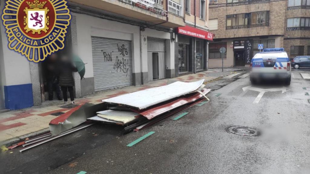 La caída a la vía pública de la cubierta de chapa del tejado del edificio de la c/San Vicente Mártir,2 por del viento