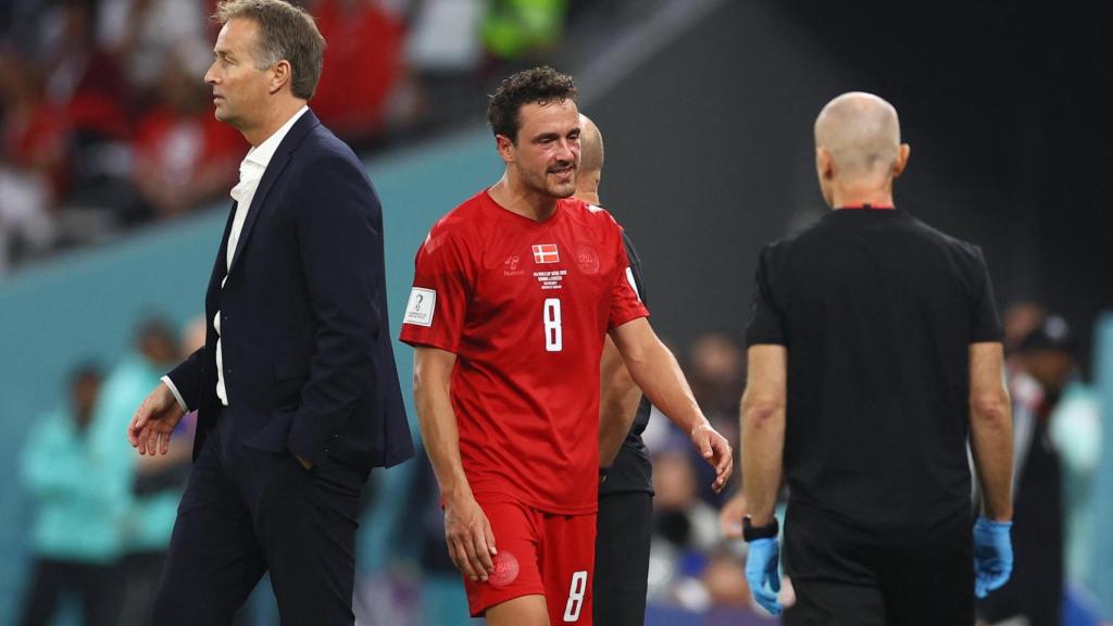 Thomas Delaney se lamenta tras abandonar el Dinamarca - Túnez por lesión
