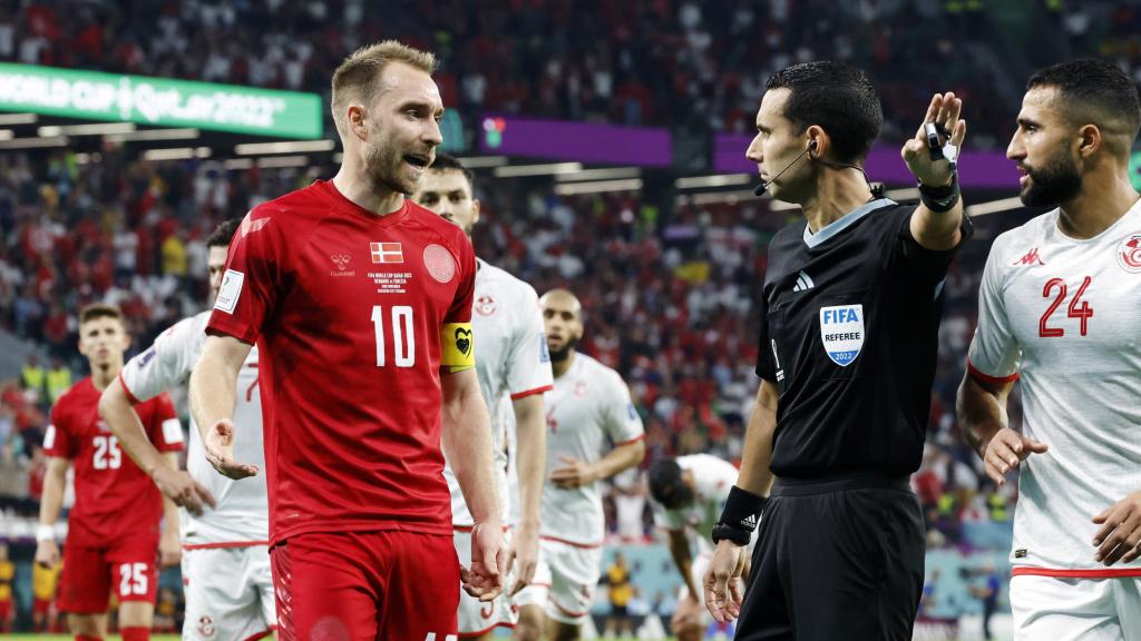 Christian Eriksen protesta una decisión arbitral