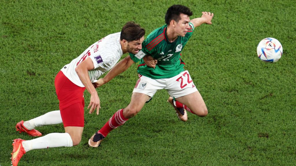 Lozano pelea un balón.