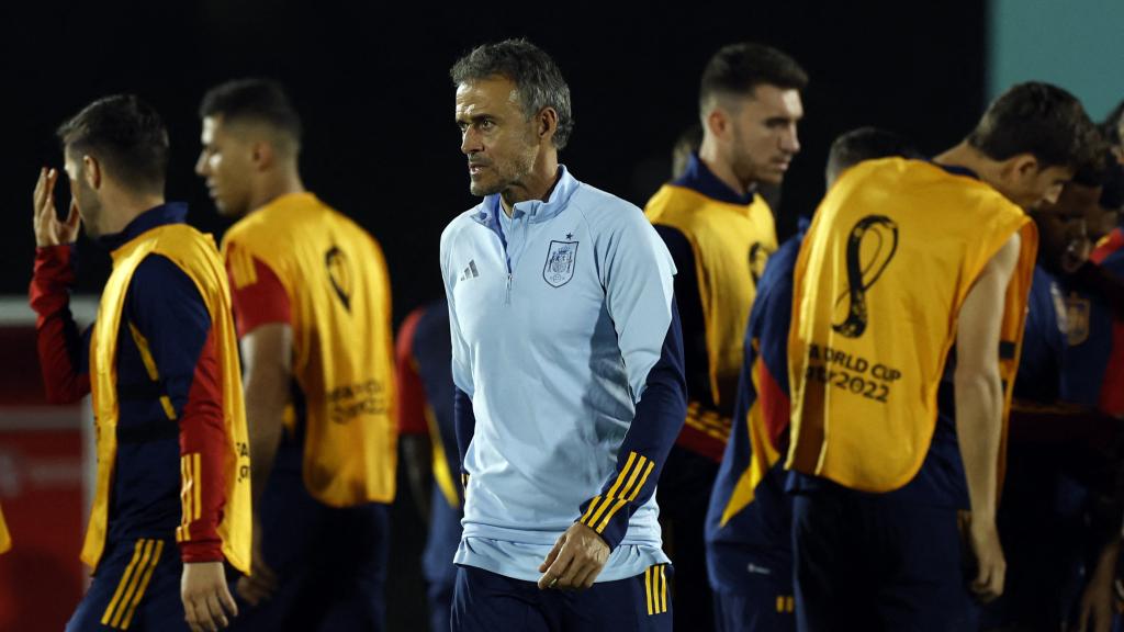 Luis Enrique dirigiendo un entrenamiento de la selección española