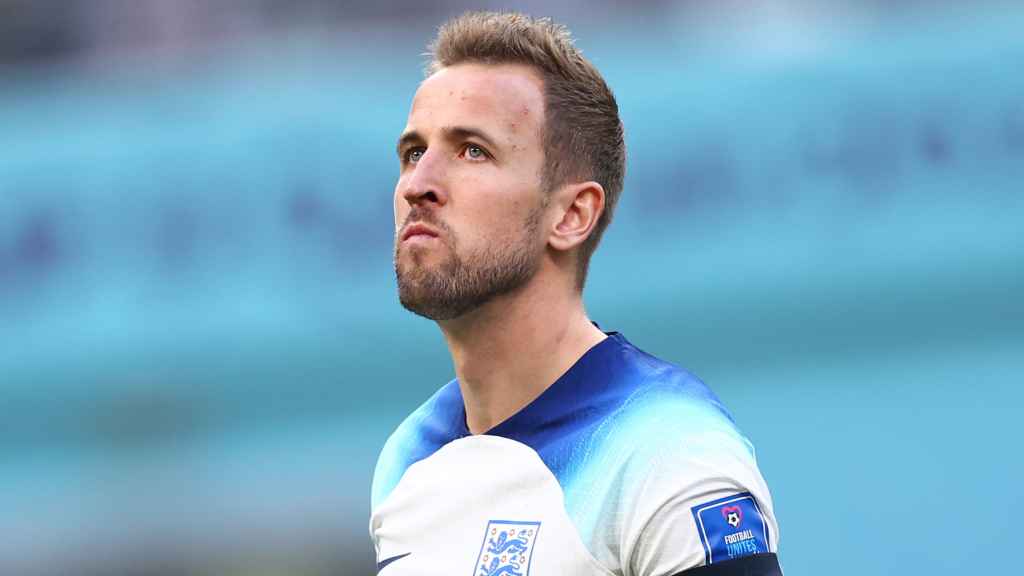 Harry Kane, capitán de la selección de Inglaterra, con el brazalete de la FIFA 'No Discriminación'