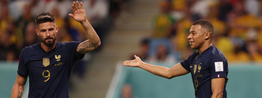 Giroud y Mbappé, chocando la mano para celebrar el 2-1 de la selección de Francia