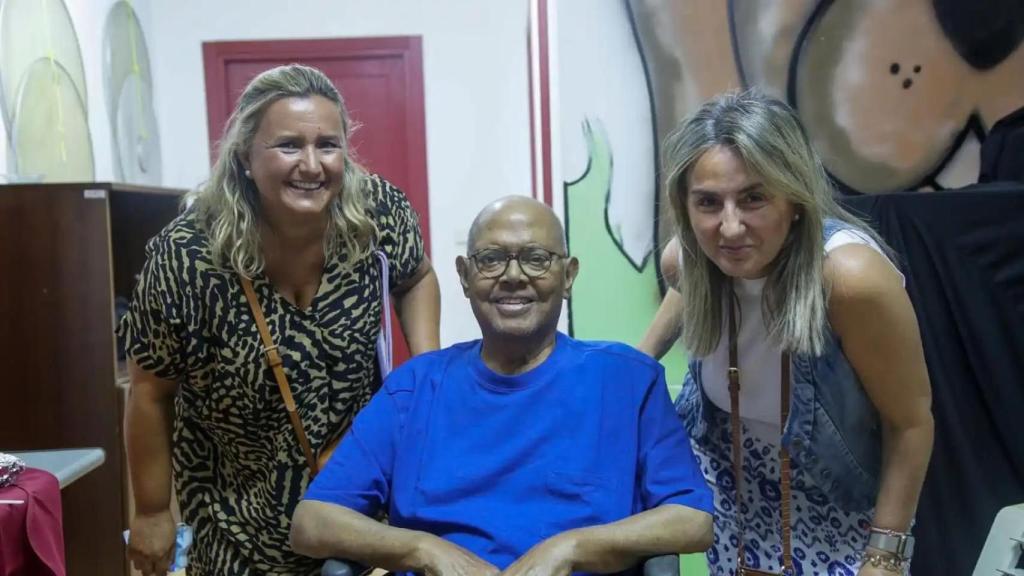 La concejala de Festejos, Maite Puig, y la alcaldesa, Milagros Tolón, junto a Pablo Milanés.