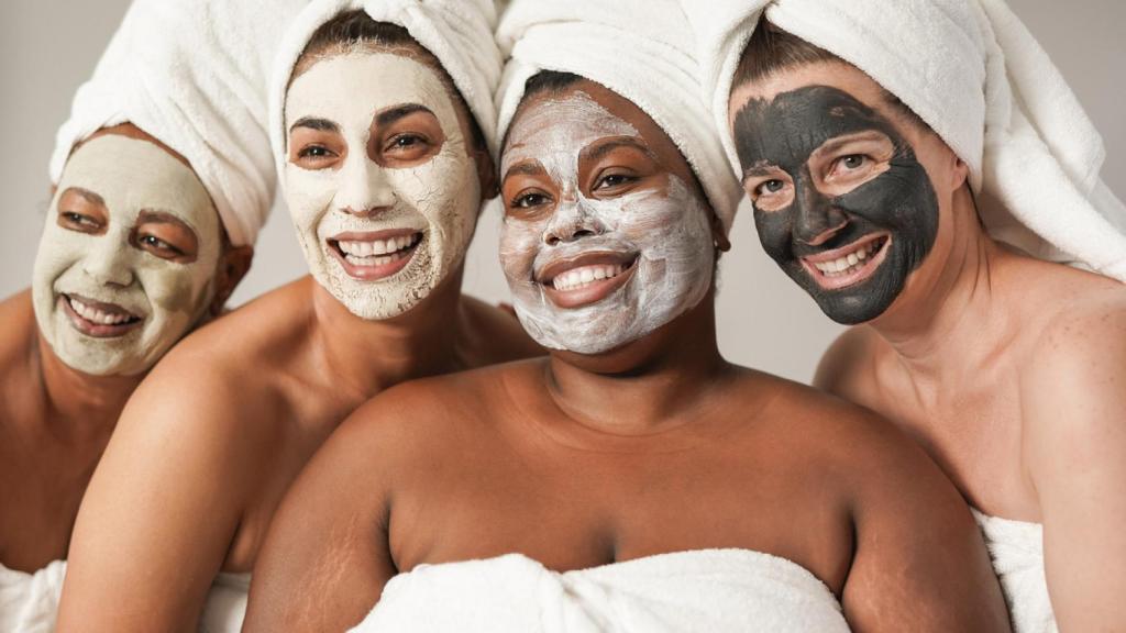 Mujeres con mascarillas faciales.