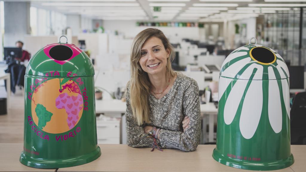 Beatriz Egido, dircom de Ecovidrio en las oficinas de la entidad.