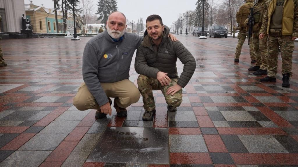 José Andrés y el presidente de Ucrania, Volodímir Zelenski, posan junto a la placa por el chef español en Kiev.