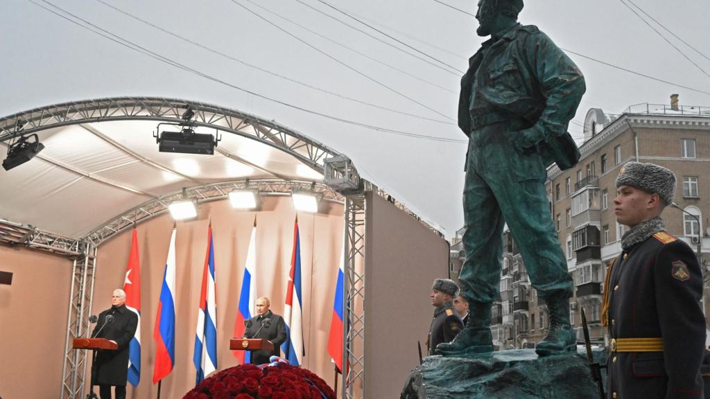 El presidente ruso, Vladimir Putin, y su homólogo cubano, Miguel Mario Díaz- Canel , inauguran un monumento a Fidel Castro en Moscú.