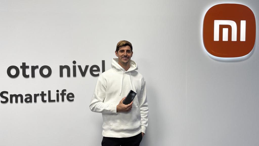Thibaut Courtois con el Xiaomi 12T Pro.