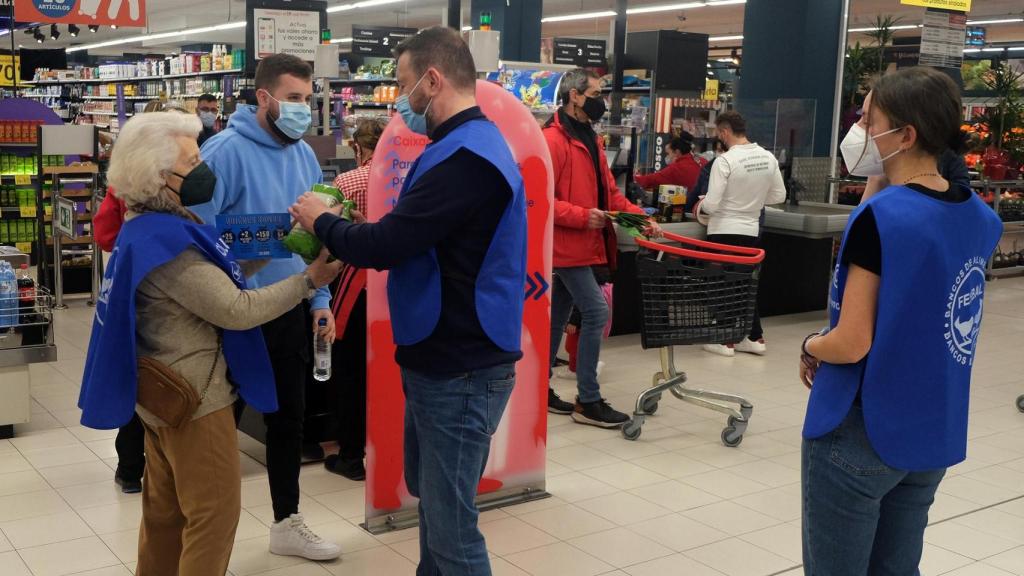 Anterior recogida solidaria de alimentos en un supermercado de Vegalsa-Eroski.