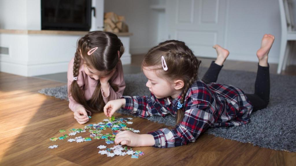 Niñas haciendo un puzle.