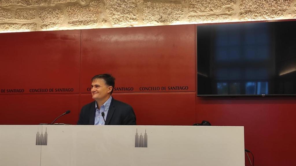 Javier Fernández, concejal dimisionario del gobierno local de Santiago, en rueda de prensa