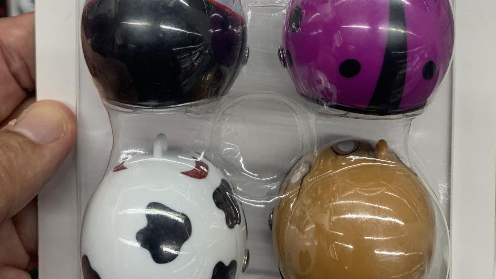 Una de las imágenes de los cascos para pollos que se han compartido en redes sociales.