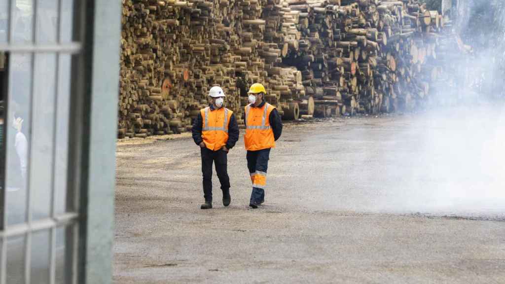 Dos vigilantes caminan por la antigua fábrica de Pontesa.