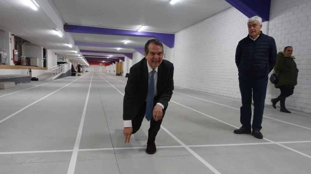 Abel Caballero visita el módulo cubierto de Balaídos.