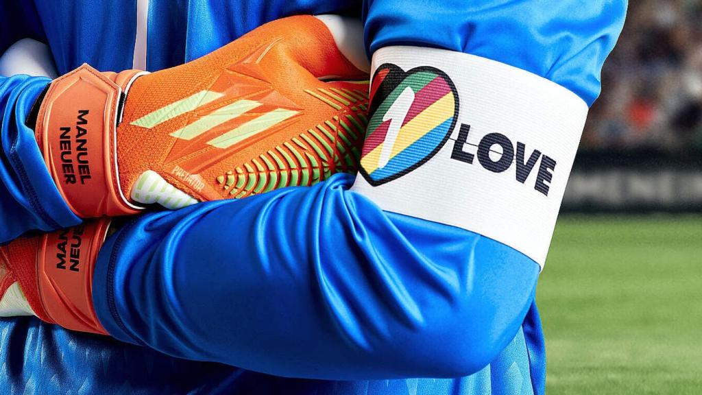 Manuel Neuer, capitán de Alemania, con el brazalete One Love.
