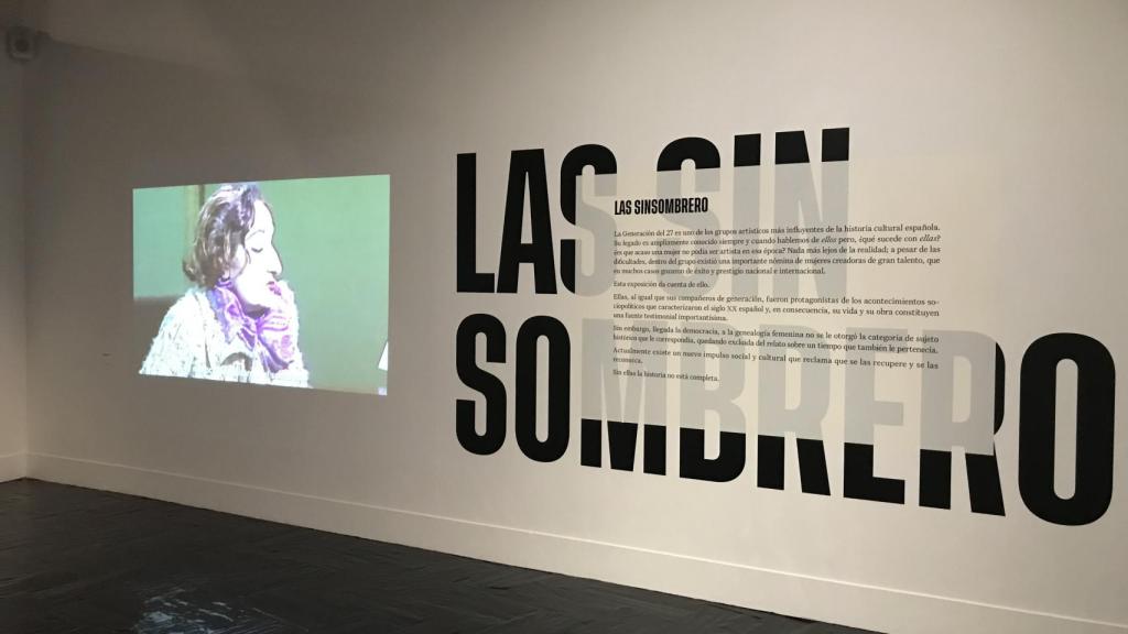 Entrada a la muestra, con el vídeo en el que Maruja Mallo explica el origen de 'Las Sinsombrero'.
