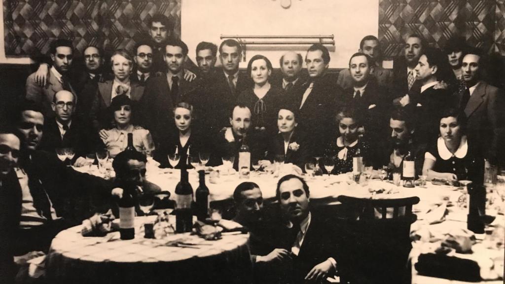 Reunión de miembros del Generación del 27, junto a algunas de 'Las Sinsombrero'.