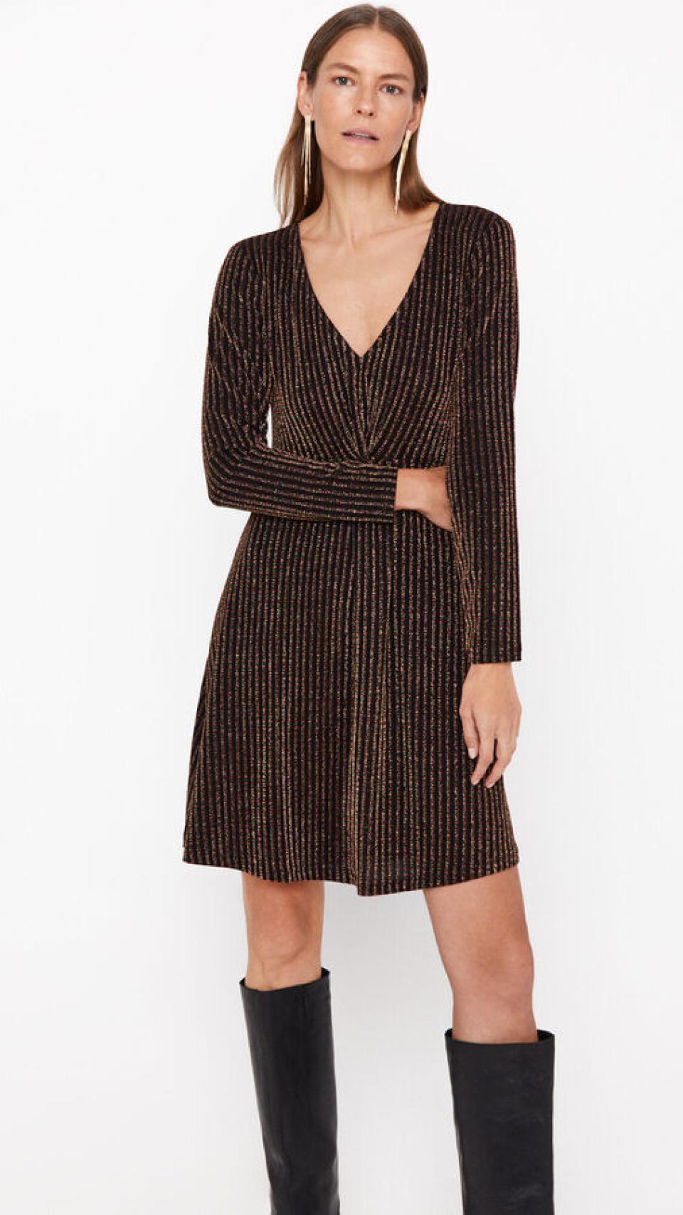 Una mujer luce un vestido de Cortefiel.