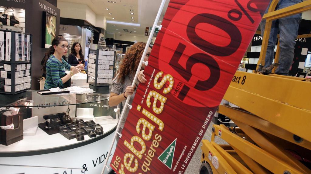 Imagen del centro comercial de El Corte Inglés de Salamanca en una campaña de rebajas