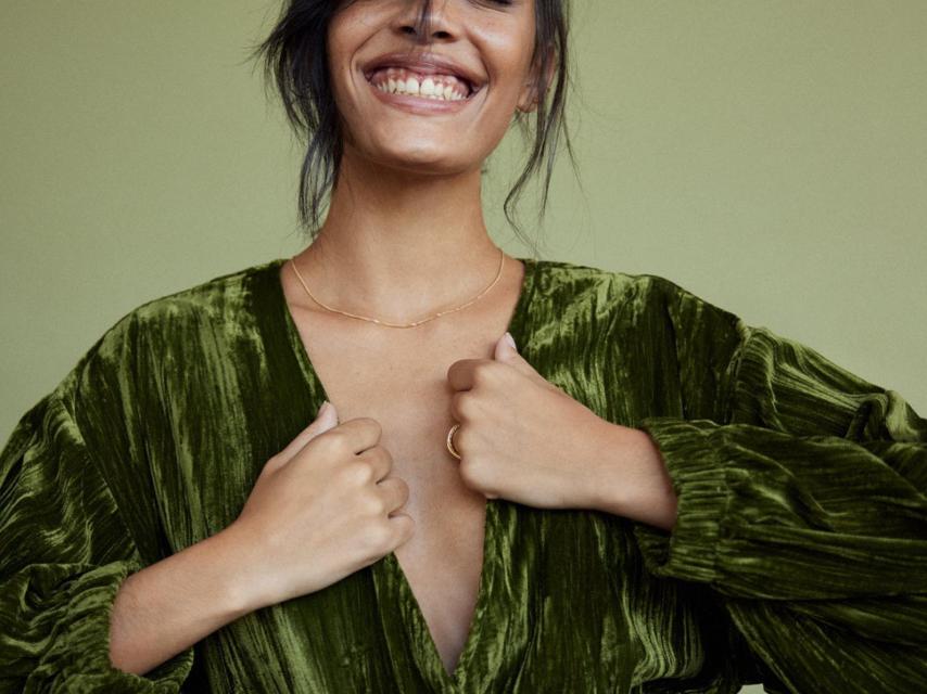 Una mujer luce una americana de terciopelo de Slowlove.