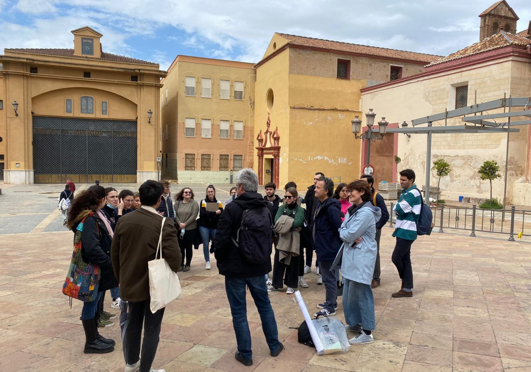 Imagen de la visita del equipo de trabajo a la zona de estudio con alumnos de la Escuela Técnica Superior de Arquitectura.